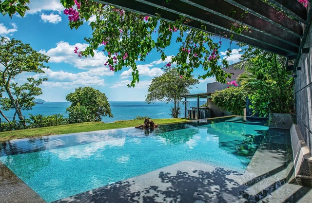 Luxury Ocean Front House, 6 Bedrooms, Sunset views, daily cleaning.