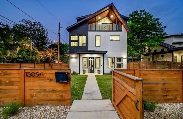 Luxury pad close to everything! 5min to Moody, 6th, & Rainey