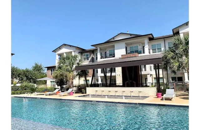 Luxury Pool View, 2x King Beds, 65’TV & Food