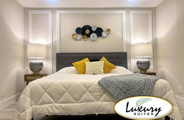 LUXURY, PRIVTA SUITE, KING BED, NEAR BEACHES, PGA, DOWNTOWN GARDENS, ROGER DEAN.