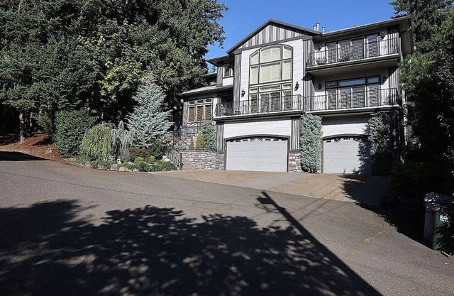 Luxury Retreat in Happy Valley – Theater, Sauna & Gourmet Kitchen