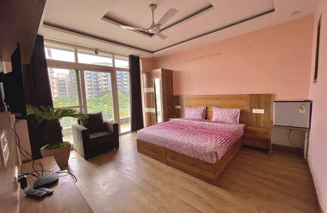 luxury room attach bath & balcony huda city metro