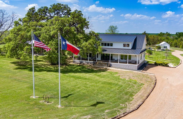 Luxury Round Top Retreat - The Lone Star Farm