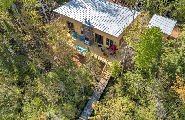 Luxury Scandinavian-Style Lake House Very Near Porcupine Mountains. VIDEO
