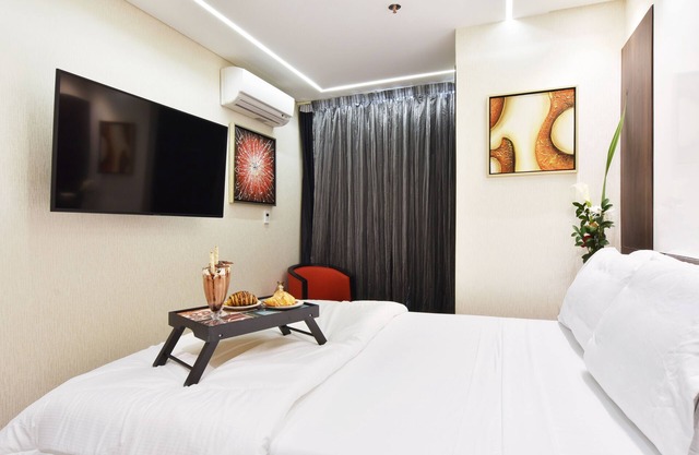 Luxury Single Room with Window