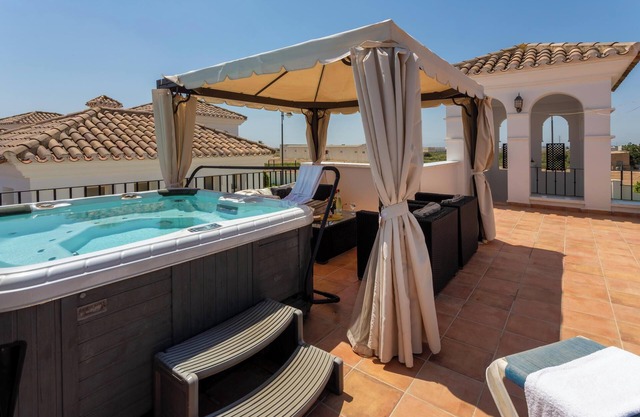 Luxury Spa & Golf Villa Denton with Garden, Jacuzzi, A/C & Wi-Fi