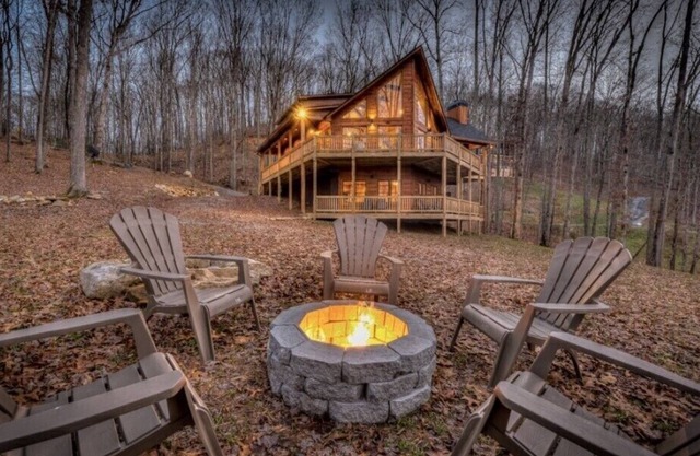 Luxury, Spacious Cabin w/Mtn view, work office, hot-tub, arcades, Weber Grills