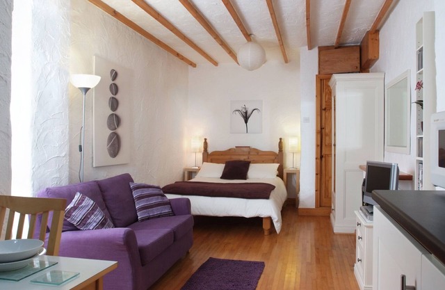 Luxury Studio Apt For 2 In Contemporary Cottage Style