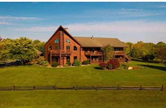 Luxury Suite in Famous Lodge - Jacuzzi + Lake Champlain