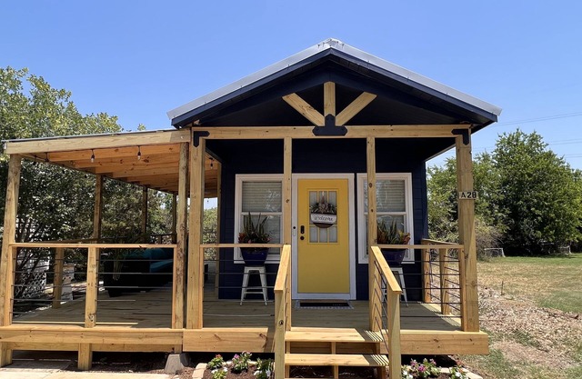 Luxury tiny cabin Pool & Hot tub minutes from Lake Travis and Lake Austin.