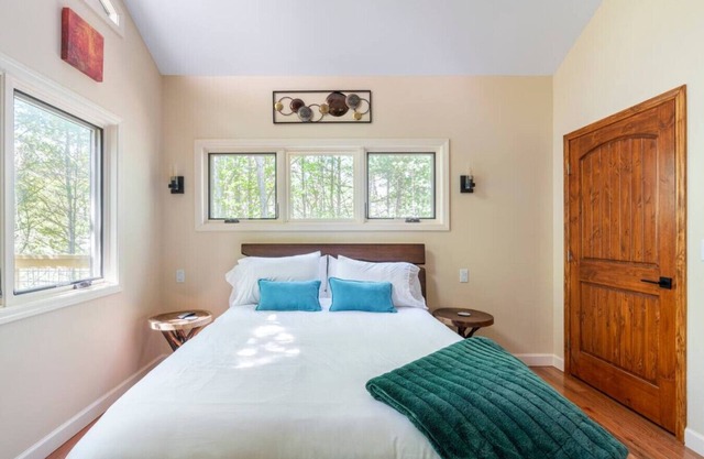 Luxury Treehouse -M aple Treehouse - Near Asheville - Pet Friendly