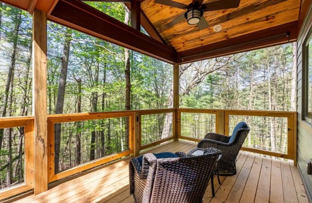 Luxury Treehouse - Oak Treehouse - Near Asheville - Pet Friendly
