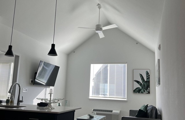 Luxury Updated Modern Stay