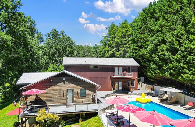 LUXURY USS UTOPIA ~ POOL ~ HOT-TUB ~ DTWN AVL 2M ~ WILDLIFE ~ RURAL