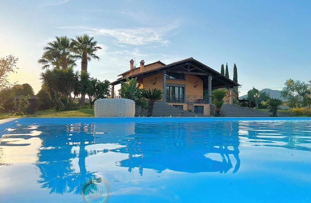 LUXURY VILLA CON PARCO E PISCINA FULL OPTIONAL