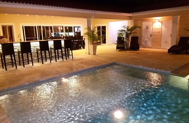 Luxury Villa w/Infinity Pool *Staff Incl.*Hot Tub* Billiards Room*High Security