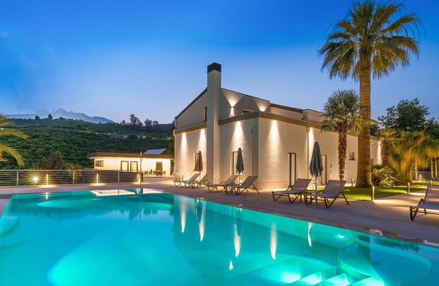 luxury villa with swimming pool in Mascali