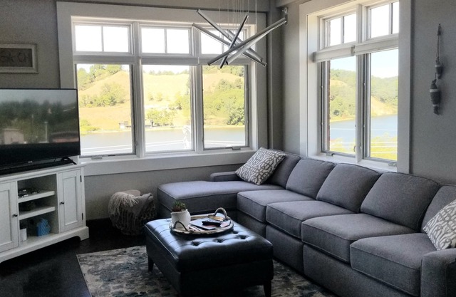 Luxury Waterfront Condo in dwtn, steps to shops, Wifi w/Roku, rooftop deck!