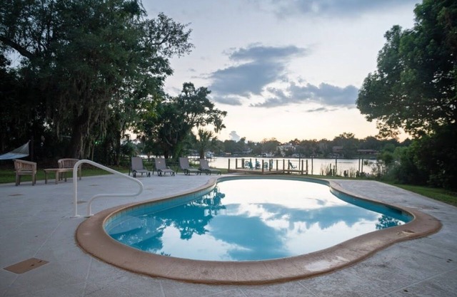 Luxury Waterfront/Pool House 7 mins to TIAA Bank Field