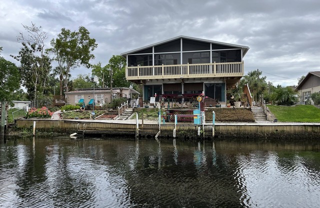 LUXURY WATERFRONT, KING SUITE & QUEEN SUITE, 3 full bathrooms, kayaks, modern