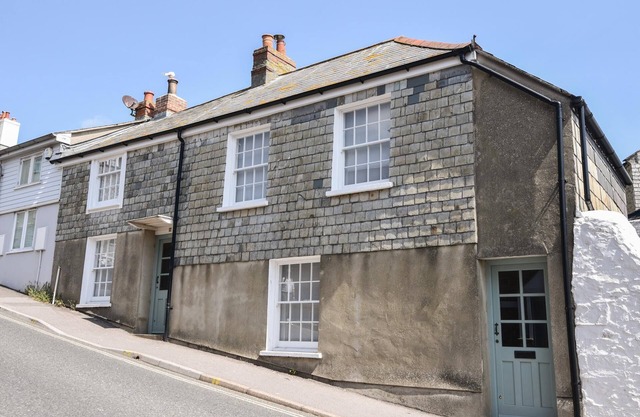 Lyme Regis self-catering cottage with parking n50m from the Cobb, 3 Bedrooms.