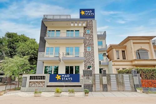 Madstays Hotel - Medicity Near Medanta Hospital