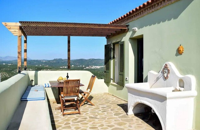 MaGea-Thalassa,Top floor Cretan studio with views