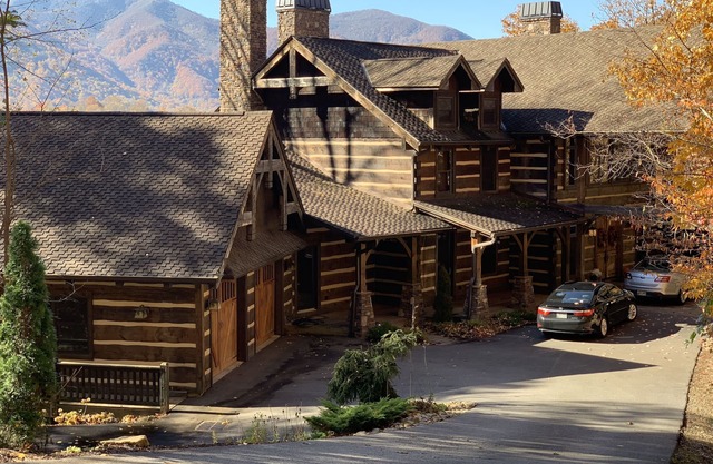 Maggie Valley Golf Club Home, sleeps 20. Book Amazing Fall Smoky Mountain View.