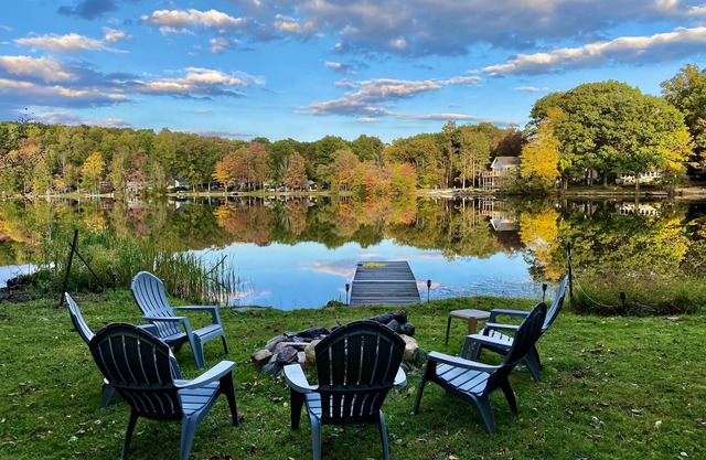 Magical Waterfront Cottage! Pet friendly!