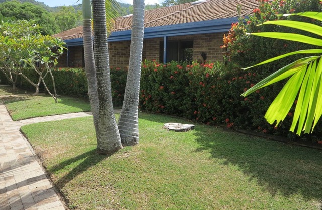 Magnetic Shores Unit 3 - Delightful tropical getaway across the road to beautiful Alma Bay