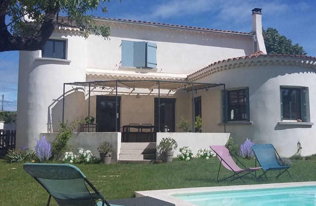 Magnificent house with swimming pool and several apartments.