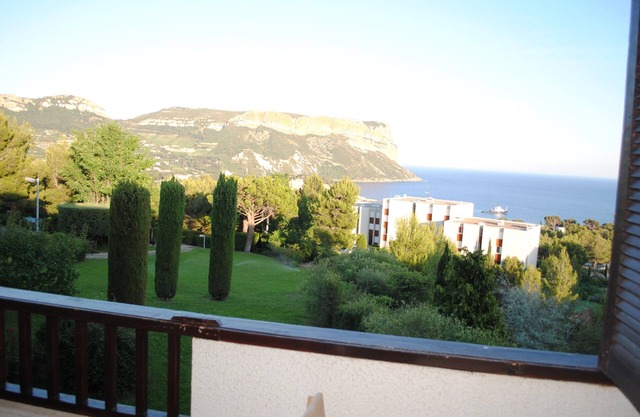 Magnificent view of Cap Canail in quiet residence with tennis court and swimming pool