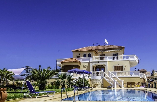 Magnificent villa with pool between sea and mountains