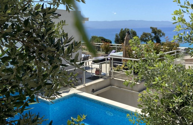Magnificent villa on the roof Swimming pool and Jacuzzi with its full sea view.
