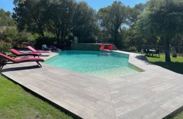 Magnificent villa with infinity pool/Magnifique villa avec piscine privée
