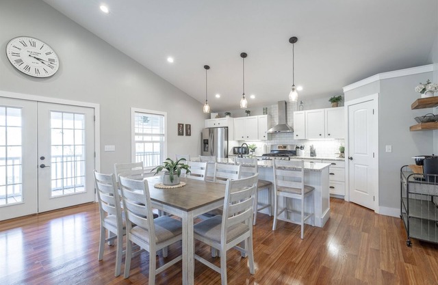 Magnolia + Dogwood | Gorgeous Split Level Home | Dog Friendly | 4 Bed, 2.5 Bath