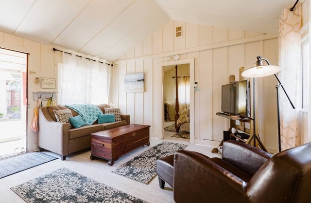 Main Cottage + Carriage House in a Courtyard * Fire Pit * Dog-OK*