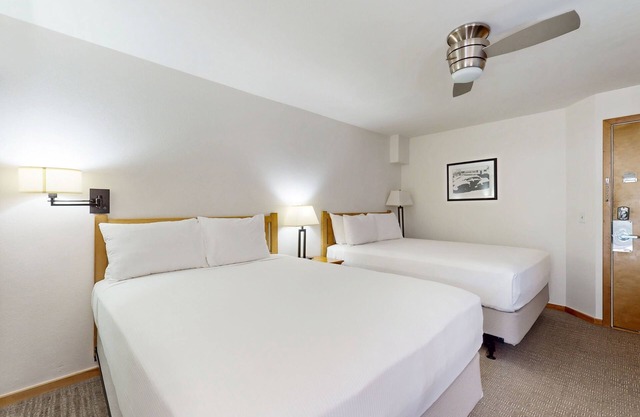 Main Street studio - pool & hot tub - walk to lifts, dog-friendly, balcony