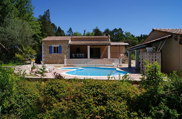Maison Avec Piscine sur Terrain Clôturé