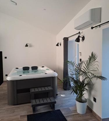 Maison chaleureuse avec jacuzzi interieur