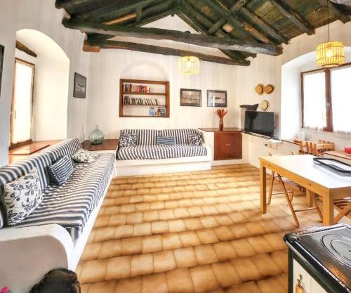 Maison confortable à Rogliano avec terrasse et jardin