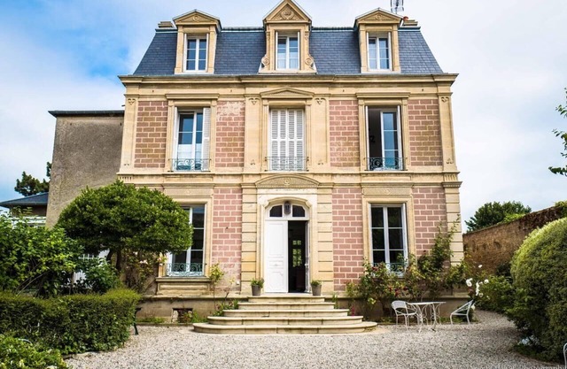 MAISON DE MAÎTRE IN THE HEART OF THE VILLAGE 5 MINUTES FROM THE BEACH