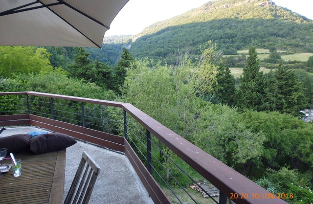 Maison Familiale en Pierre Volcanique Avec Belle Vue, Jardinet et 2 Terrasses
