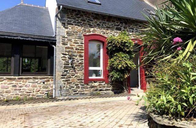 Maison Rénovée Dans un Charmant Village Central des Côtes D'armor
