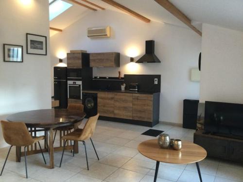 Maisonnette pour 4 pers piscine de mai à sept 2hrs par jour