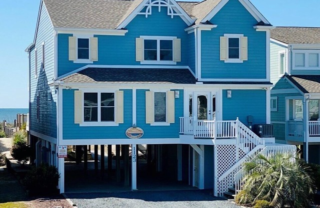 Majak Moments - Fantastic Large Oceanfront Home - Elevator - Pool!
