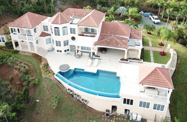 Majestic 5br with private gym and 2 beaches on property!