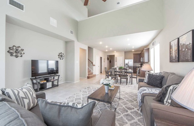 Majestic Arbor Trail Retreat: A Cozy Castle Experience Awaits You Today! #41144