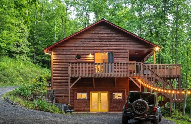 Majestic Cabin | Modern, Hot Tub, & Game Room