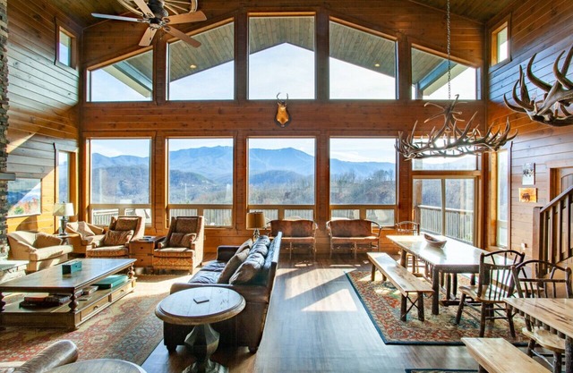 Majestic Overlook - Hot Tub, Theater & Pool Table!